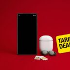 Google Pixel 10 Pro mit Pixel Buds 2a und zwei SIM-Karten vor rotem Hintergrund