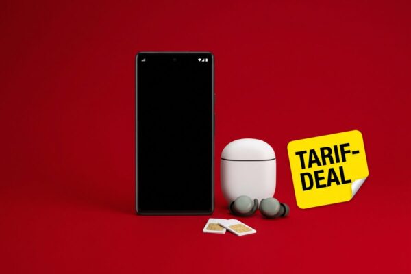 Google Pixel 10 Pro mit Pixel Buds 2a und zwei SIM-Karten vor rotem Hintergrund