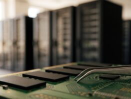 Speicherchips auf Platine vor Serverschraenken - Speicherkrise 2026
