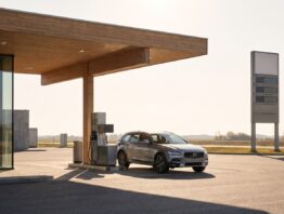 Tankstelle am spaeten Vormittag kurz vor der 12-Uhr-Preiserhoehung