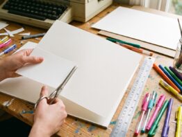 Gutscheinkarte wird aus Karton geschnitten