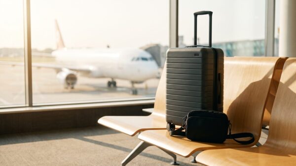 handgepaeck was zaehlt 1600x900 1 Kabinentrolley und kleine UmhÀngetasche als HandgepÀck im Flughafen-Wartebereich