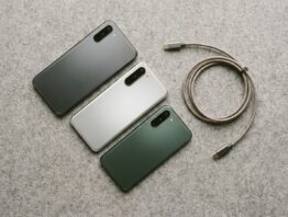 Drei Smartphones auf grauem Untergrund