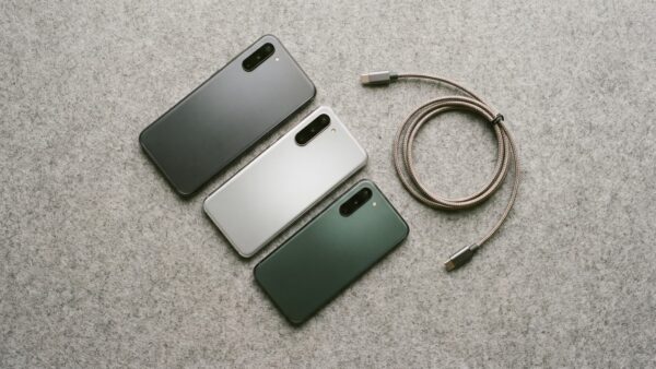 Person hält ein Smartphone in der Hand