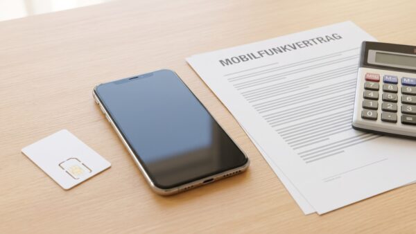 handyvertrag vertragsarten Handyvertrag abschließen: Vertragsunterlagen, SIM-Karte und Smartphone auf einem Schreibtisch