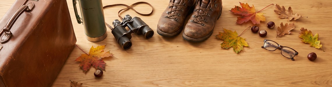 Herbstferien 2026 Reiseplanung Koffer Wanderschuhe Herbstlaub