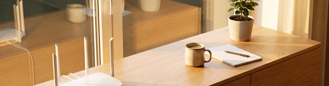 Homespot-Router am Fenster auf einem hellen Sideboard