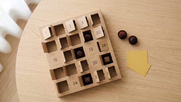 ikea adventskalender gutscheinkalender Geoeffneter Schokoladenkalender mit zwei schlichten Aktionskarten