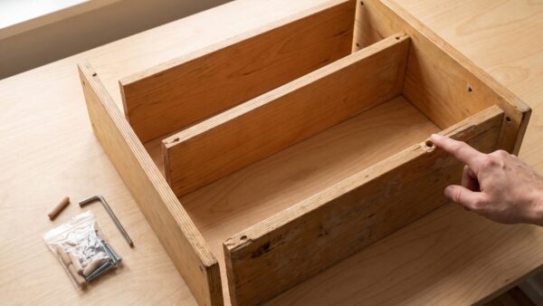 ikea second hand zustand pruefen Zerlegtes gebrauchtes Regal mit Dübeln und Schrauben auf Zustand prüfen