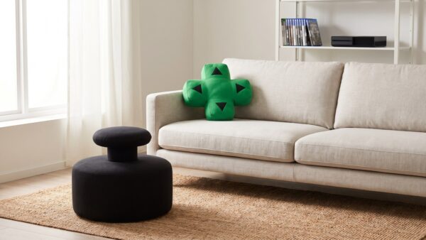 IKEA Xbox Kollektion mit Steuerkreuz-Kissen und Analogstick-Hocker im Wohnzimmer