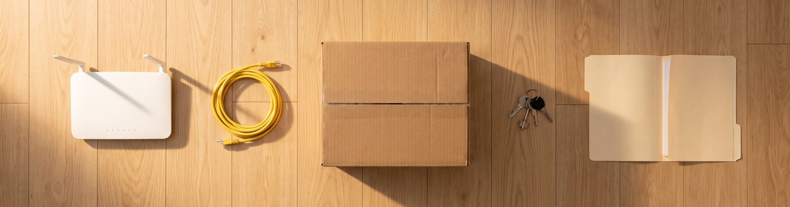 Internet beim Umzug: Router, Netzwerkkabel und Umzugskarton
