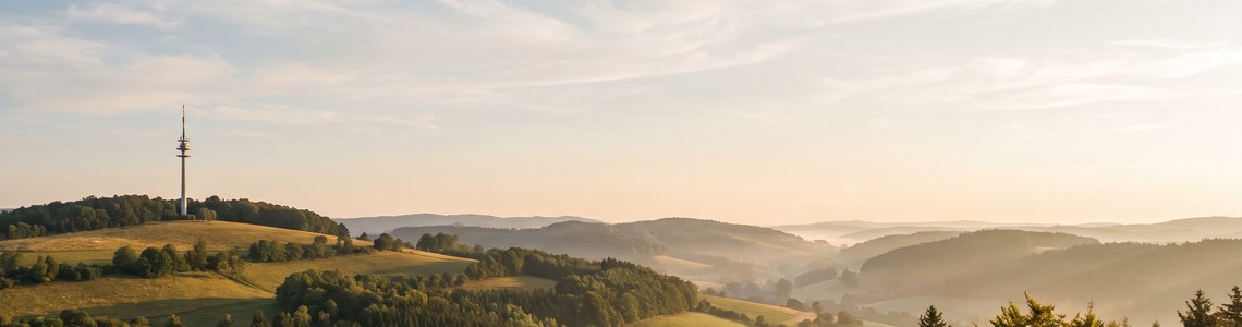 Klarmobil Tarife 2026 — Mobilfunkmast über deutscher Hügellandschaft