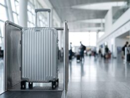 Kabinentrolley im Größenprüfrahmen am Flughafen-Gate