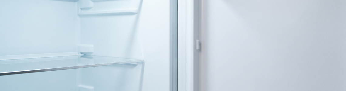 Geöffneter Kühlschrank mit leeren Glasablagen