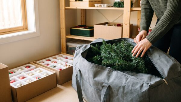 Künstlichen Weihnachtsbaum in Aufbewahrungstasche verpacken und lagern