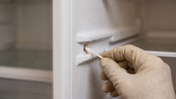 Ablaufloch an der Rueckwand beim Kuehlschrank reinigen mit Wattestaebchen freimachen