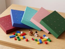 Die fuenf LEGO Adventskalender 2026 nebeneinander auf einem Holztisch