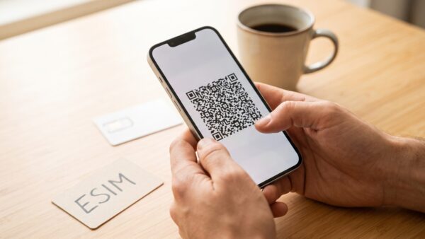 Lidl Connect eSIM einrichten: Smartphone mit QR-Code fuer die eSIM-Aktivierung