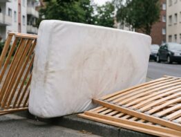 Alte Matratze und Lattenrost am Bordstein zur Sperrmüllabholung