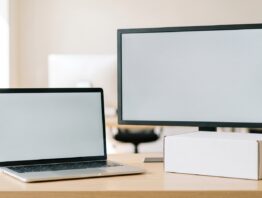Medion Fabrikverkauf: Notebook und Monitor als typische Medion-Hardware auf einem hellen Schreibtisch