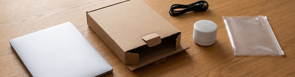 Medion Fabrikverkauf 2026: Notebook, geoeffneter Karton und Zubehoer als B-Ware