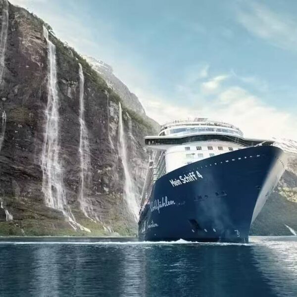 mein schiff kreuzfahrten angebote Mein Schiff 4 vor einem norwegischen Fjord - Mein Schiff Kreuzfahrten Angebote