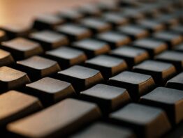 Nahaufnahme einer Tastatur mit unbeschrifteten Tasten im Streiflicht