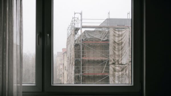 Baugeruest am Nachbargebaeude vom Fenster aus