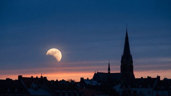 mondfinsternis 2026 mond stadt morgendaemmerung Mondfinsternis 2026 ĂŒber einer Stadtsilhouette in der MorgendĂ€mmerung