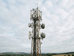 Mobilfunkmast vor offenem Himmel