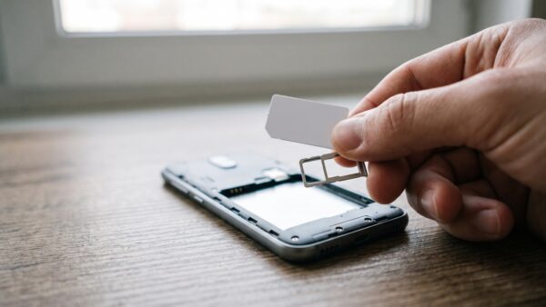 SIM-Karte wird in ein Smartphone eingesetzt