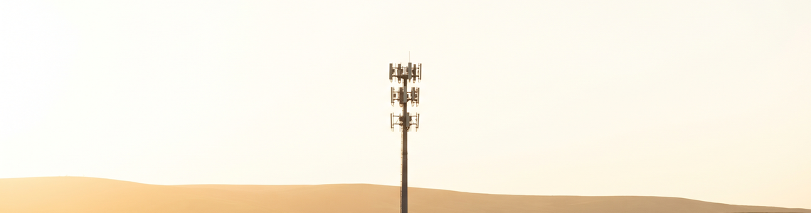 Mobilfunkmast vor Abendhimmel als Symbol für die Netzumstellung