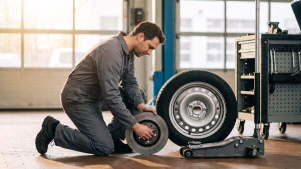 Autoreparatur in der Werkstatt als Anlass den Notgroschen anzufassen