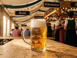Mass Bier auf dem Oktoberfest 2026 im Festzelt mit Bierpreis-Vergleich