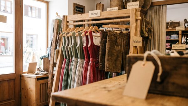 Dirndl und Lederhose im Schaufenster mit Preisschildern zum Oktoberfest