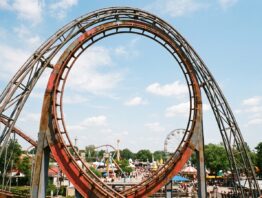 Achterbahn-Looping vor blauem Himmel