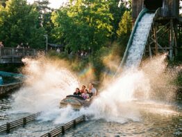Wildwasserbahn beim Eintauchen ins Becken