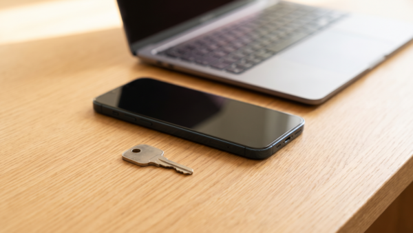passkeys bild 1 Hardware-SicherheitsschlĂĽssel neben Smartphone und Laptop