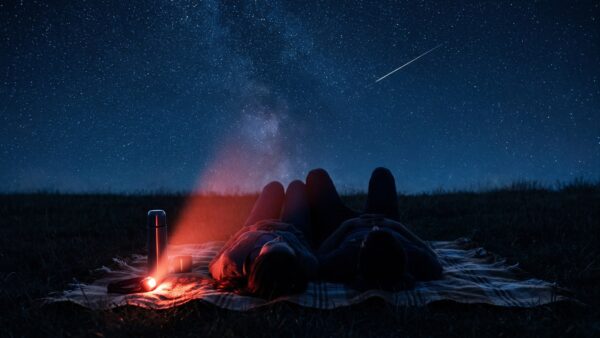 perseiden 2026 beobachtungsplatz Perseiden beobachten auf einer Picknickdecke mit roter Stirnlampe