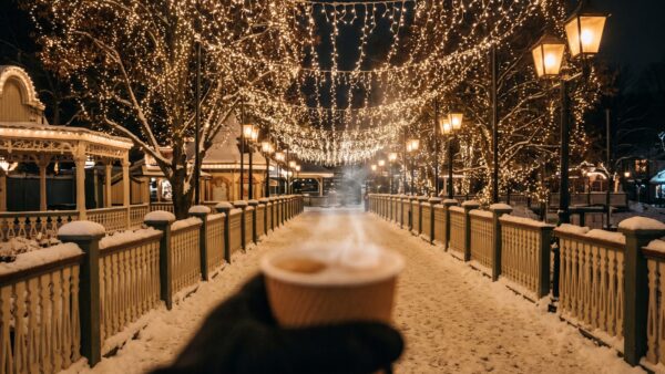 Wintertraum im Freizeitpark am Abend