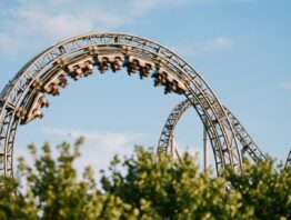 Achterbahn im Phantasialand vor blauem Sommerhimmel