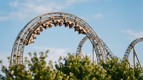 Achterbahn im Phantasialand vor blauem Sommerhimmel
