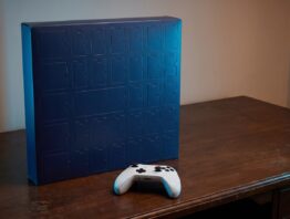 PlayStation Adventskalender 2026 mit Controller auf dem Schreibtisch