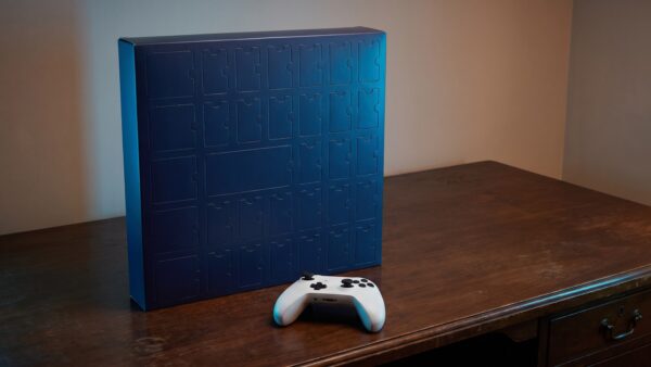 playstation adventskalender 1 PlayStation Adventskalender 2026 mit Controller auf dem Schreibtisch