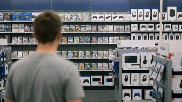 playstation adventskalender 2 Gaming-Abteilung im Elektronikmarkt mit Adventskalendern