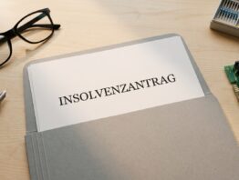 Elektronikbauteile und Insolvenzakte auf einem Werkstatttisch - Pollin Insolvenz 2026
