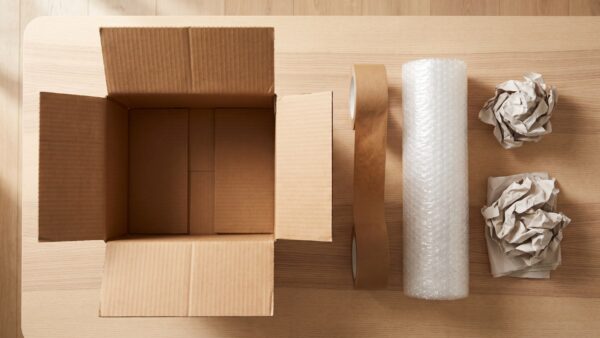 pv inline1 1600x900 1 Paket richtig verpacken: Wellpappe-Karton, Polstermaterial und Klebeband auf einem Tisch
