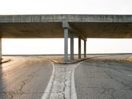 Leere Autobahn vor einer schlichten Betonüberdachung