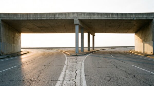 roppenheim style outlet bild 1 Leere Autobahn vor einer schlichten BetonĂĽberdachung