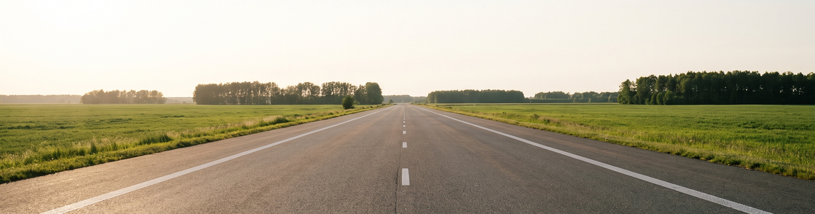 Leere breite Autobahn durch flaches grünes Land